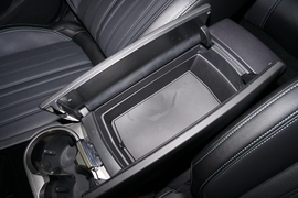 中央扶手箱空间