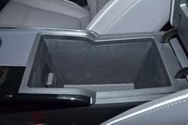 中央扶手箱空间