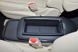 中央扶手箱空间