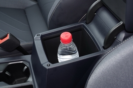 中央扶手箱空间