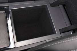 中央扶手箱空间