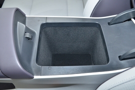 中央扶手箱空间