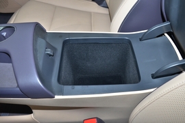 中央扶手箱空间