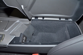 中央扶手箱空间