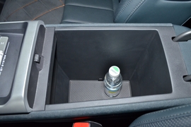 中央扶手箱空间