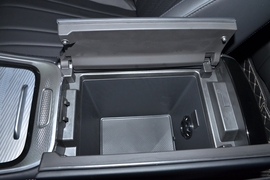 中央扶手箱空间