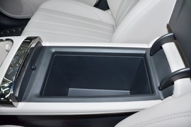 中央扶手箱空间