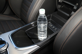 中央扶手箱空间