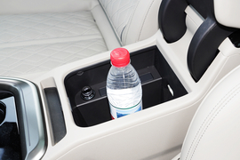 中央扶手箱空间