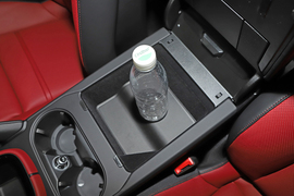 中央扶手箱空间