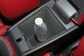 中央扶手箱空间