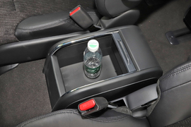 中央扶手箱空间