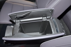 中央扶手箱空间