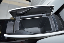 中央扶手箱空间