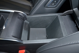 中央扶手箱空间