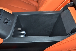 中央扶手箱空间