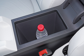 中央扶手箱空间