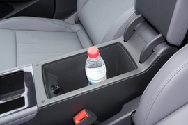 中央扶手箱空间