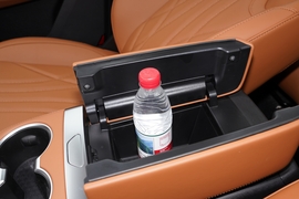 中央扶手箱空间