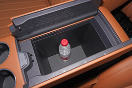 中央扶手箱空间