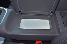 中央扶手箱空间