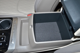 中央扶手箱空间