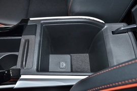 中央扶手箱空间