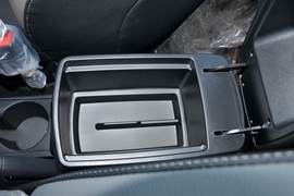 中央扶手箱空间