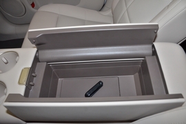 中央扶手箱空间