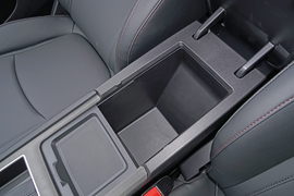 中央扶手箱空间