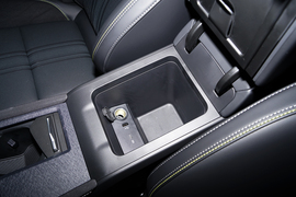 中央扶手箱空间