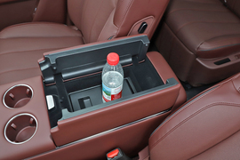 中央扶手箱空间