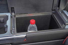 中央扶手箱空间