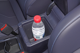 中央扶手箱空间