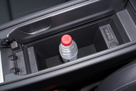 中央扶手箱空间