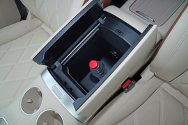 中央扶手箱空间