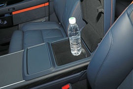 中央扶手箱空间