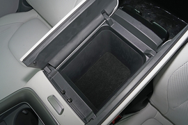 中央扶手箱空间