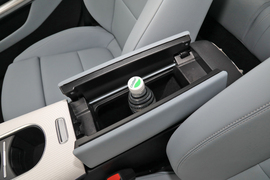 中央扶手箱空间