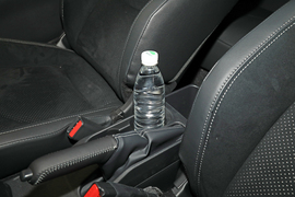 中央扶手箱空间