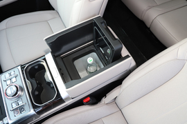 中央扶手箱空间