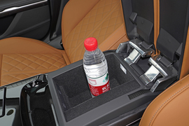 中央扶手箱空间