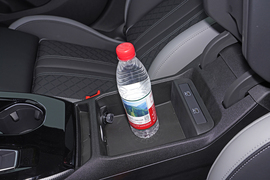 中央扶手箱空间