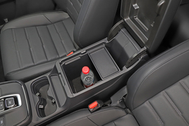 中央扶手箱空间