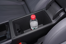 中央扶手箱空间