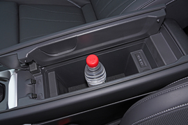 中央扶手箱空间