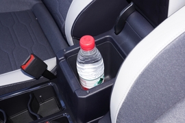 中央扶手箱空间