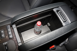 中央扶手箱空间