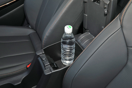 中央扶手箱空间