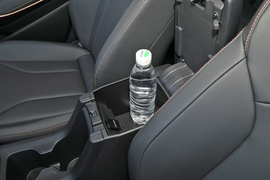 中央扶手箱空间